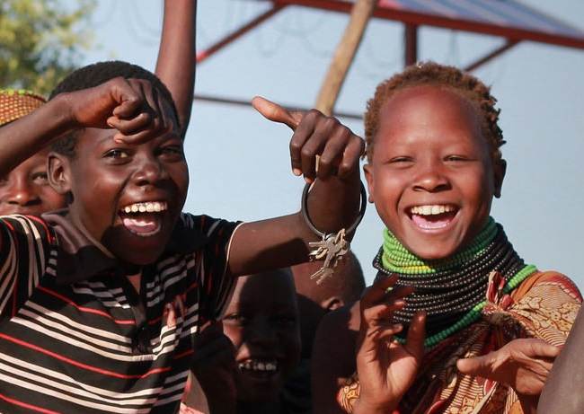 A group of children are posing for a picture.
