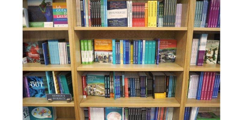 A book shelf with many books on it.